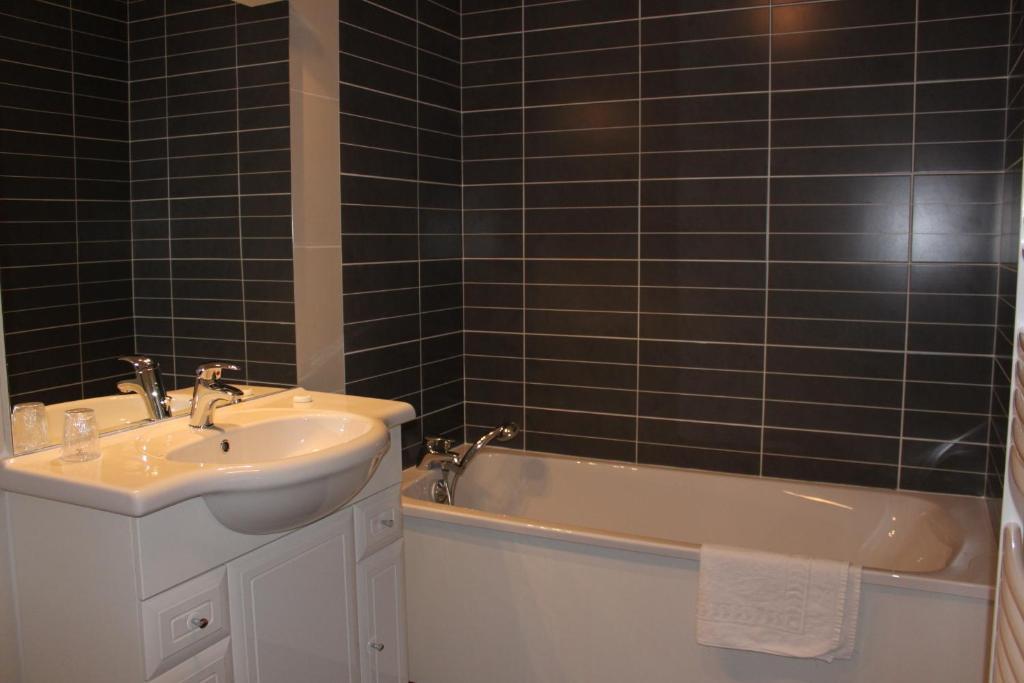 Gite De La Maison Fort Vereaux Room photo