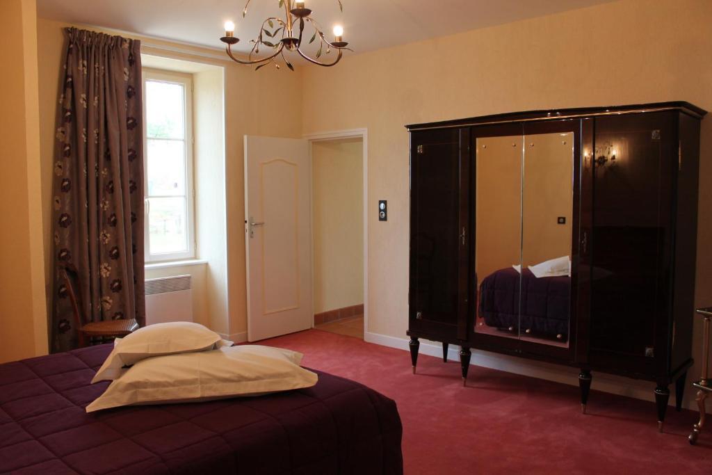 Gite De La Maison Fort Vereaux Room photo